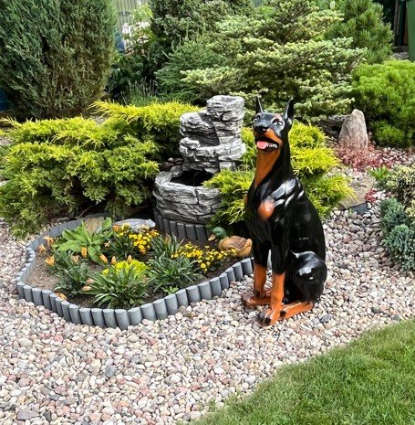 Sodo-dekoracija-ŠUO-Dobermanas Sodo-dekoracija-ŠUO-Dobermanas