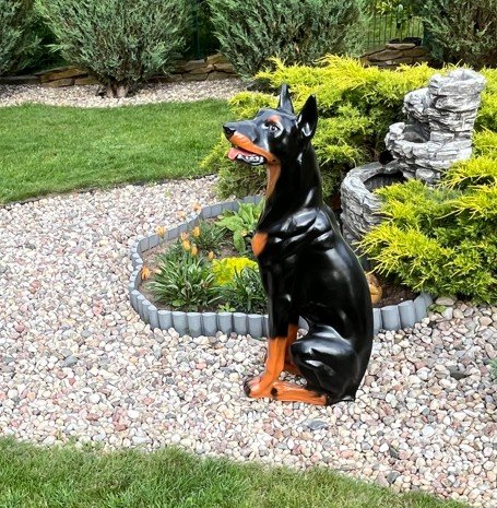Sodo-dekoracija-ŠUO-Dobermanas